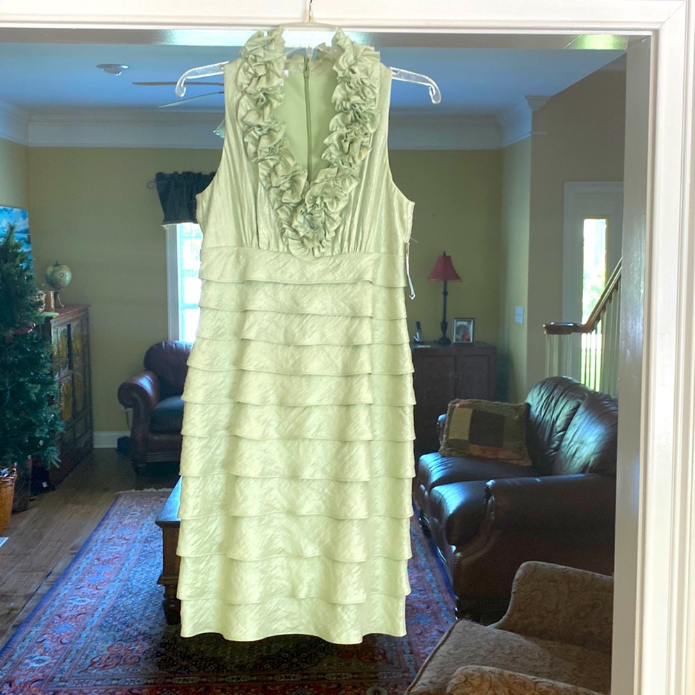 Light green cocktail dress size 6 above knee length new with tags